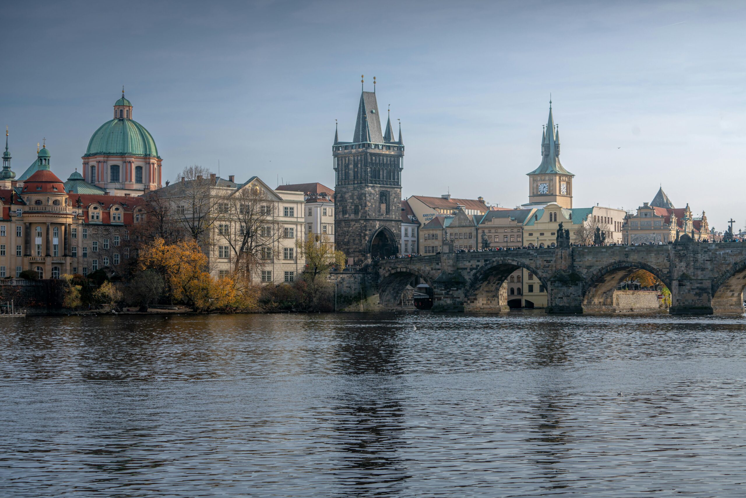 Prague autrement : la capitale européenne qui attire les voyageurs en quête d’authenticité